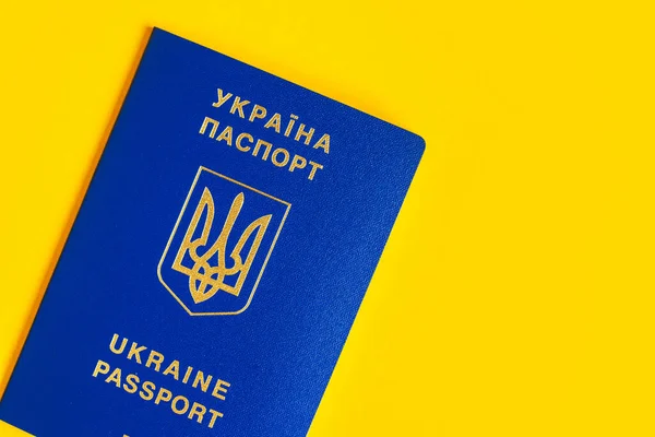 Ukraiński Paszport Żółtym Tle Paszport Obywatela Ukrainy Makro Paszport Plan — Zdjęcie stockowe