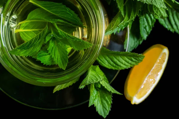 Primer Plano Taza Menta Con Hoja Fresca Menta Limón —  Fotos de Stock