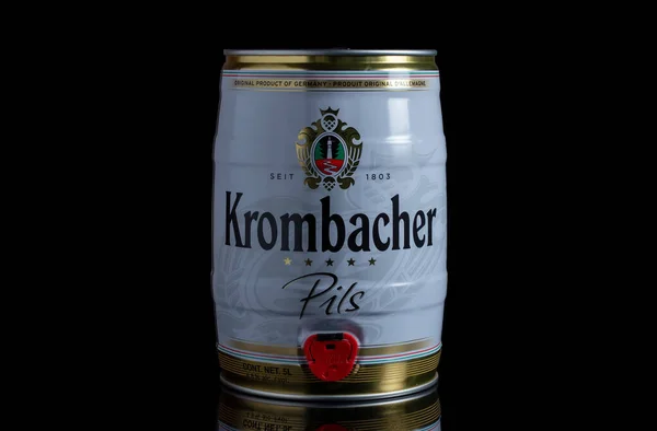 Dnipro Oekraïne Juni 2022 Krombacher Biermerk Groot Blik Zwarte Achtergrond — Stockfoto