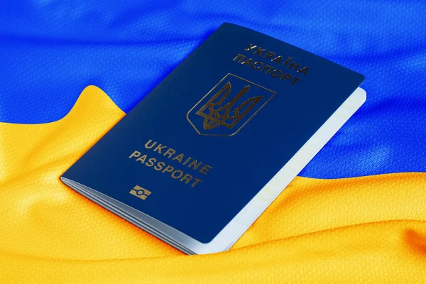 Paszporty Ukrainy Tle Flagi Ukraińskiej — Zdjęcie stockowe