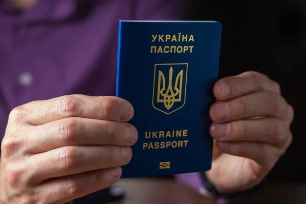 Nowy Ukraiński Niebieski Paszport Biometryczny Chipem Identyfikacyjnym Rękach — Zdjęcie stockowe