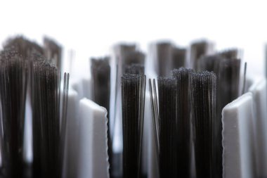 Diş fırçasının beyaz arkaplanda izole edilmiş makro fotoğrafı.