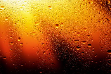 Pencere camında su damlaları ve buharlaşma. Soyut arkaplan niglt Işık.