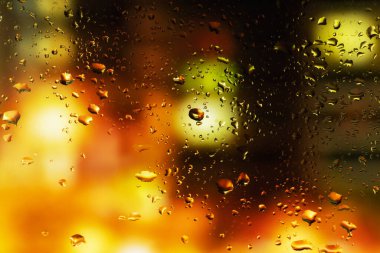 Pencere camında su damlaları ve buharlaşma. Soyut arkaplan niglt Işık.