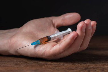 Aşırı dozda uyuşturucu enjekte eden bir adam elinde şırıngayla öldü. Toplumsal felaket ve uyuşturucu bağımlılığı salgını