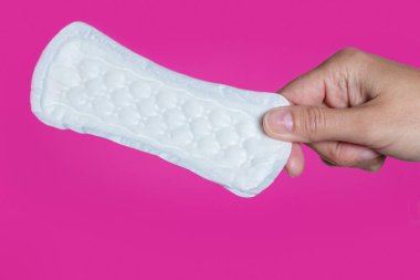 Pembe arka planda el temizliği pedi tutan kız..