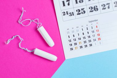 Kadın hijyen koruması, adet takvimi ve temiz pamuk tamponları.