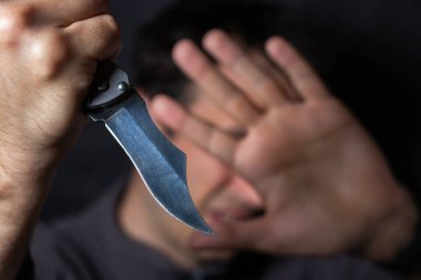 Dehşete düşmüş genç Haydut 'un elinde bir bıçakla Hand' in yakınına yaklaş. Tehdit Konsepti.