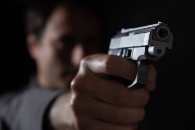 Paranı ver. Görüntü hırsızı kurbana silah doğrultuyor. Silahlı adam hırsızı katil silah tutuyor. Silah, suç.