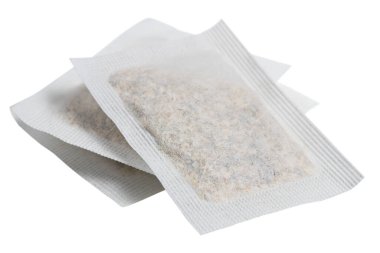 Beyaz arka planda izole çay poşetleri, yakın.