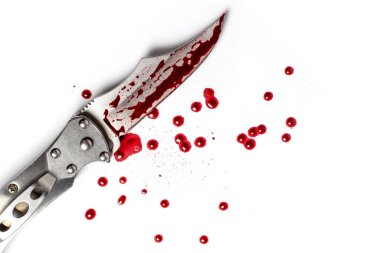 Beyaz arka planda bir cinayet bıçağından kan damlaları