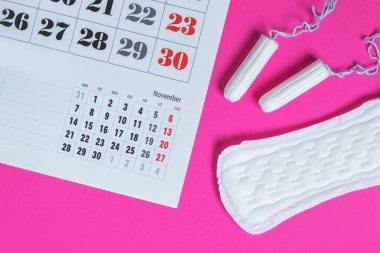 Kadın hijyen koruması, adet takvimi, temiz pamuk tamponlar ve conta.