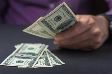 Erkek eli kapalı, bize dolar sayıyor. Finansal iş kavramı