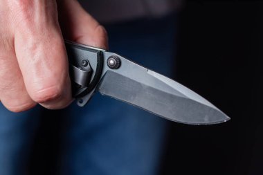 Elinde bıçak tutan bir adam savaşmaya hazır..