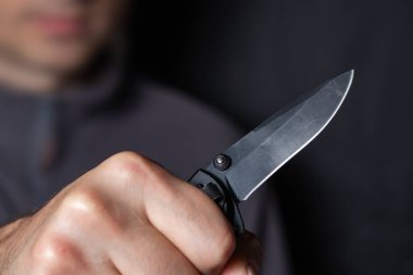 Elinde bıçak tutan bir adam savaşmaya hazır..