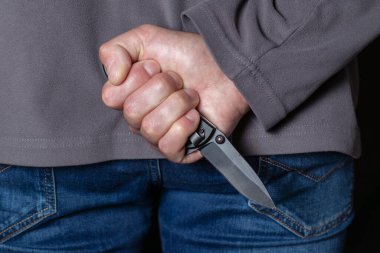 Suçluyla arkasından gizli bıçak silah.