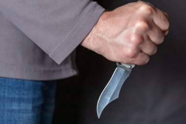 Elinde bıçak tutan bir adam savaşmaya hazır..