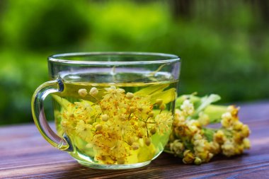 bardak ıhlamur çayı ve çiçeklerle Bahçe ahşap tablo.