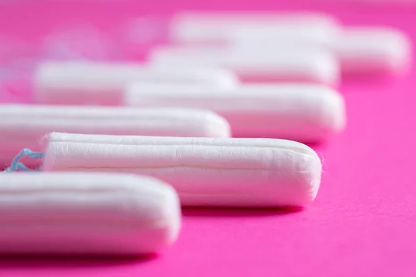 Tampão Feminino Médico Perto Fundo Rosa Tampão Branco Higiénico Para — Fotografia de Stock