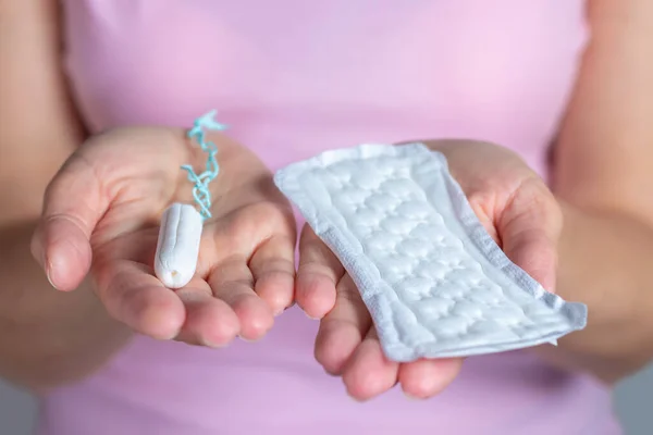 Mulher Segurando Tampão Algodão Menstruação Junta Mão Higiene Protecção — Fotografia de Stock