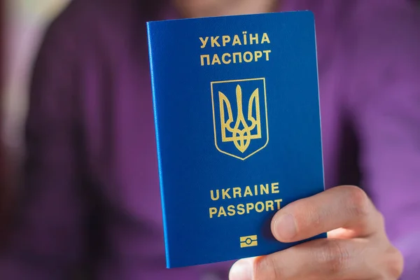 Nowy Ukraiński Niebieski Paszport Biometryczny Chipem Identyfikacyjnym Rękach — Zdjęcie stockowe