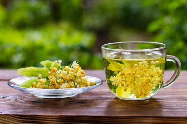 Tazza Con Tiglio Fiori Tavolo Legno Giardino — Foto Stock