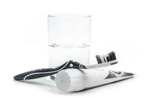 Μια Ασπρόμαυρη Οδοντόβουρτσα Οδοντόκρεμα Και Ένα Ποτήρι Στοματικό Διάλυμα Λευκό — Φωτογραφία Αρχείου