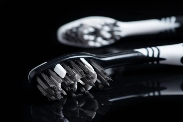 Duas Escovas Dentes Cor Preto Branco Para Cuidados Dentários Encontra — Fotografia de Stock