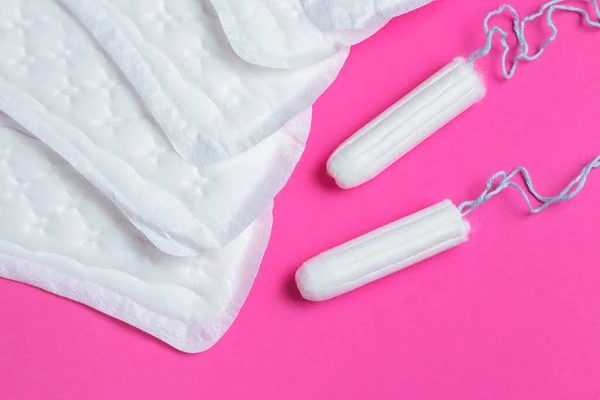 Menstruációs Tamponok Párnák Rózsaszín Háttérrel Menstruációs Ciklus Higiénia Védelem — Stock Fotó