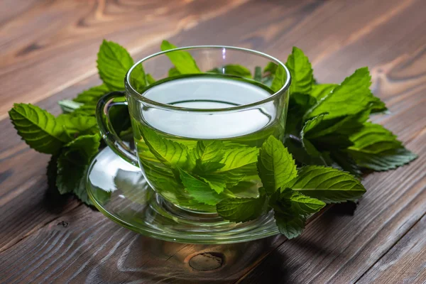 Tahta masada naneli bir fincan çay..