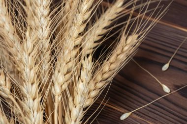 Ahşap arka plan buğday kulaklara. Üstten Görünüm