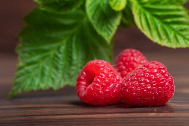 Olgun taze Ahududu yaprakları ahşap zemin ile.