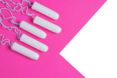 Adet dönemi konsepti. Kadın hijyen koruması. Pembe arka planda pamuk tamponlar. Boşluğu kopyala.