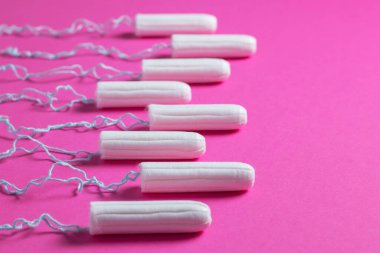 Adet dönemi konsepti. Kadın hijyen koruması. Pembe arkaplanda pamuk tamponlar