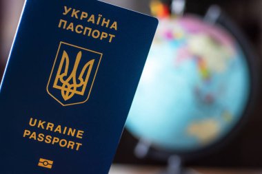 Ukrayna, dünyanın arka planını pasaport et. Dünya haritasında Ukrayna pasaportları var. Seyahat kavramı