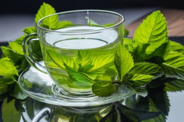 Nane çayı. Bitki çayı. Nane yaprağı. Nane yaprakları. Cam bardakta çay. Bitki çayı ve nane yaprağı..