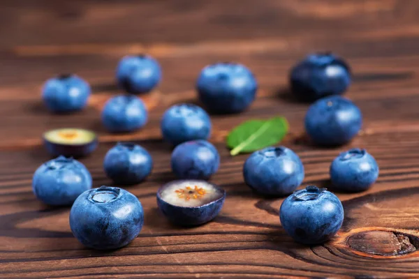 Arándanos Frescos Con Hojas Sobre Fondo Madera — Foto de Stock