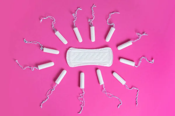 Menstruační Tampóny Podložky Růžovém Pozadí Menstruační Cyklus Hygiena Ochrana Kopírovat — Stock fotografie