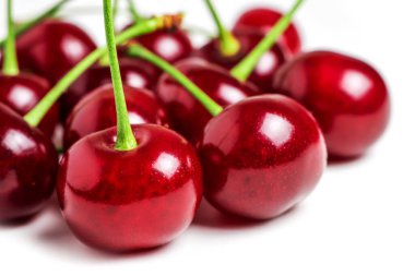 Kiraz izole edilmiş. Beyaz arka planda kirazlar. Beyaz üzerine ekşi kiraz. Tam alan derinliği