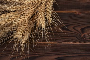 Ahşap arka plan buğday kulaklara. Üstten Görünüm
