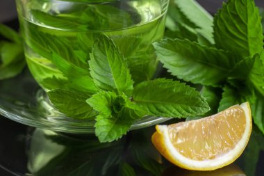 Yakın plan nane çayı, taze nane ve limon yaprağı.
