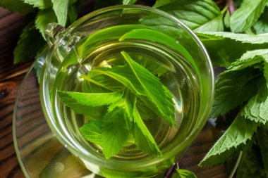 Tahta masada naneli bir fincan çay..