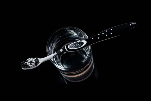Μια Ασπρόμαυρη Οδοντόβουρτσα Ποτήρι Στοματικό Διάλυμα Μαύρο Φόντο Αντιγραφικό Χώρο — Φωτογραφία Αρχείου