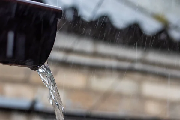 Regenwasser Ergießt Sich Aus Der Grünen Entwässerungsrinne Auf Das Pflaster — Stockfoto