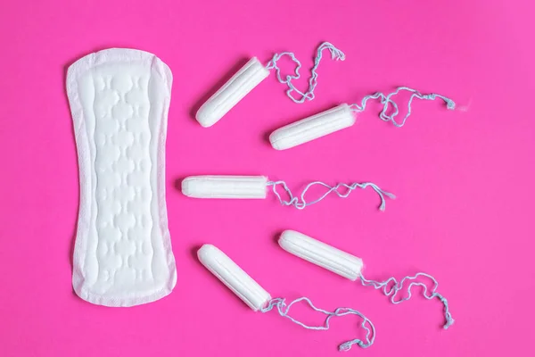 Tampões Menstruais Almofadas Fundo Rosa Ciclo Menstrual Higiene Proteção Espaço — Fotografia de Stock