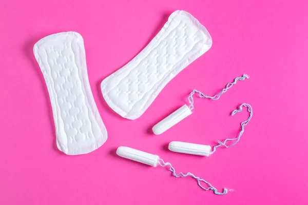 Menstruációs Tamponok Párnák Rózsaszín Háttérrel Menstruációs Ciklus Higiénia Védelem — Stock Fotó