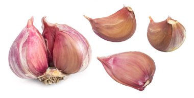 Beyaz arka planda sarımsak soğanı ve sarımsak karanfili..