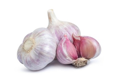 Beyaz arka planda çiğ sarımsak. Tam alan derinliği