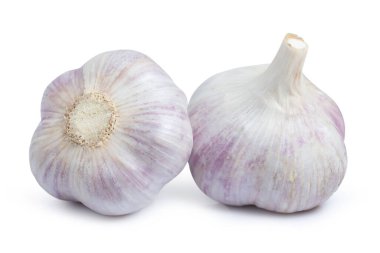 Beyaz arka planda çiğ sarımsak. Tam alan derinliği