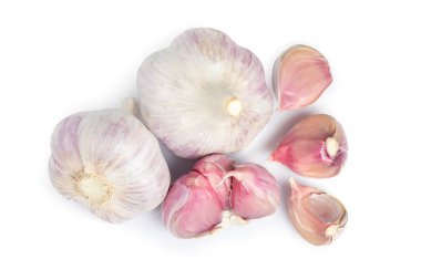 Sarımsak karanfil ve ampul beyaz arka planda izole edilmiş.